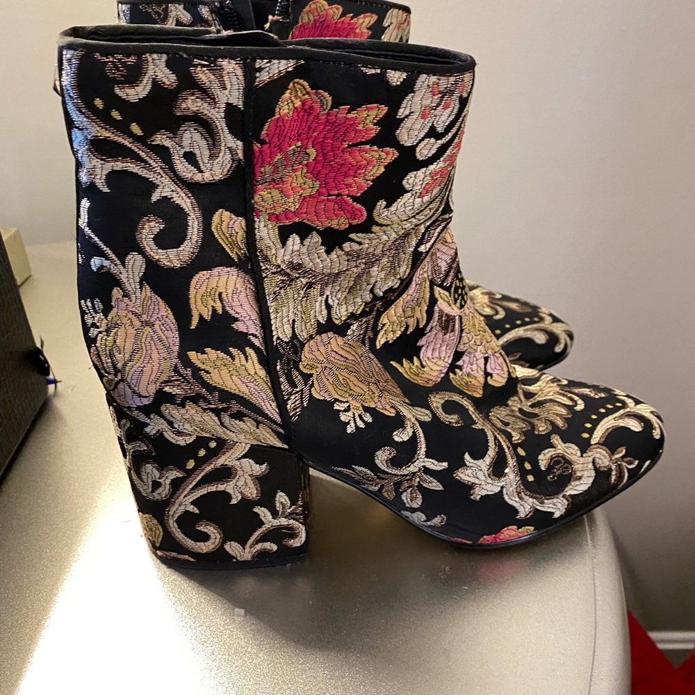 Flows Boots - Picture 4 of 4